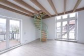 Wohnzimmer - Attraktive Wohnung mit viel Platz und Charme