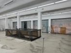 Treppe zum UG I - Stark frequentierte Ladenfläche mit großer Fensterfront